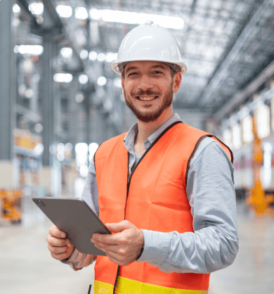 Un homme souriant en gilet orange tenant une tablette, représentant un distributeur hydraulique.